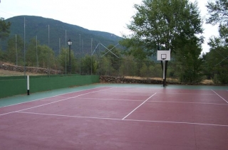 Campo de baloncesto.
